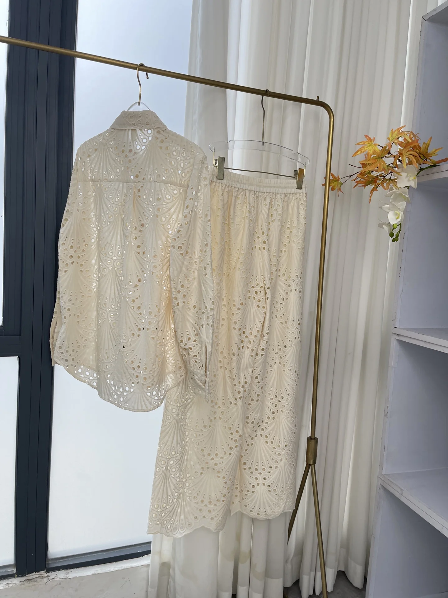 

2025 Top Quality New White Long Sleeve Fan Shaped Hollow Embroidery Blouse Tops and Pants Set