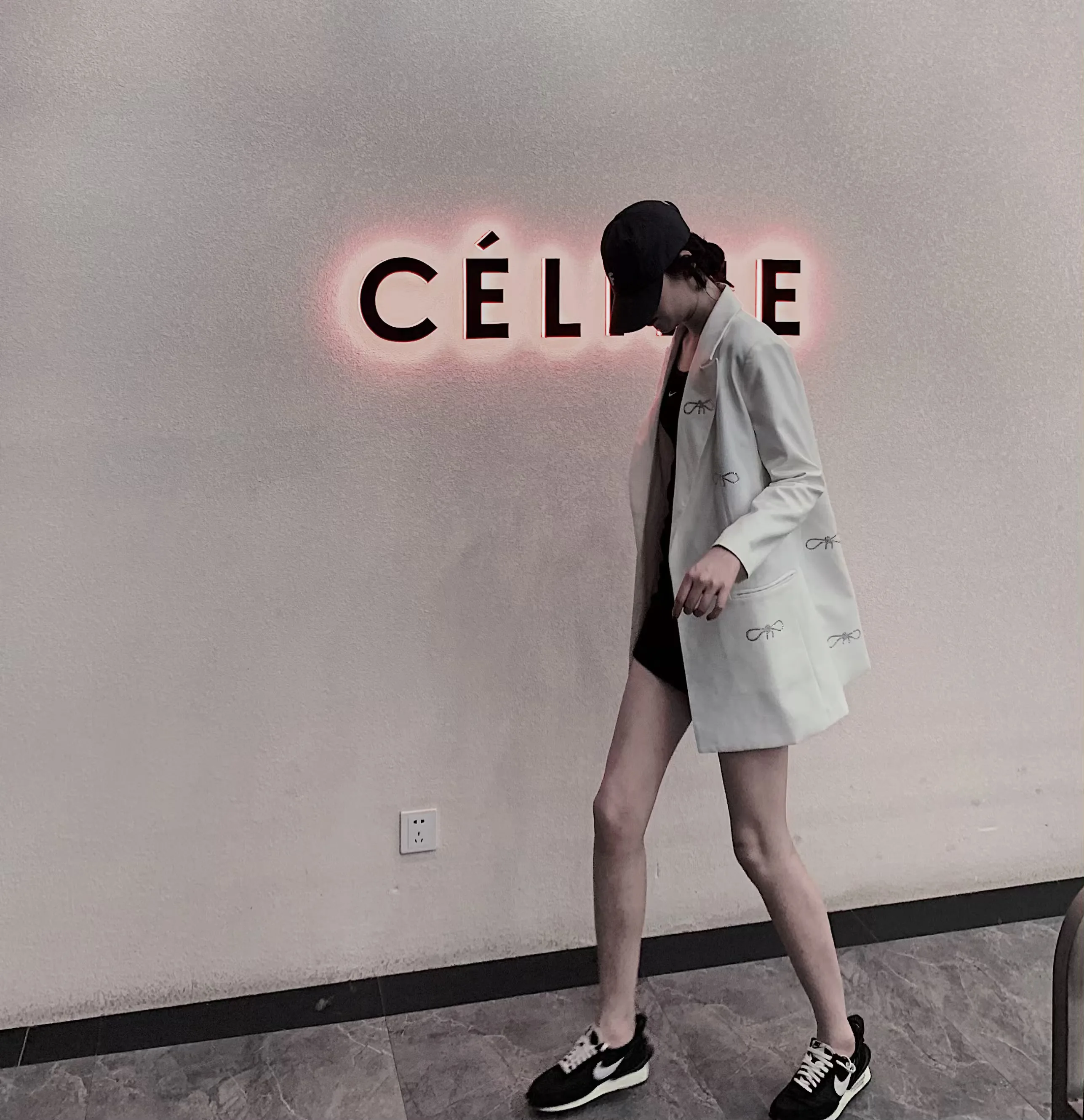 

Пальто-ветровка Amor Rich Sister's средней длины из полиэстера с прямым кроем, украшенное стразами и узлами, с длинными рукавами