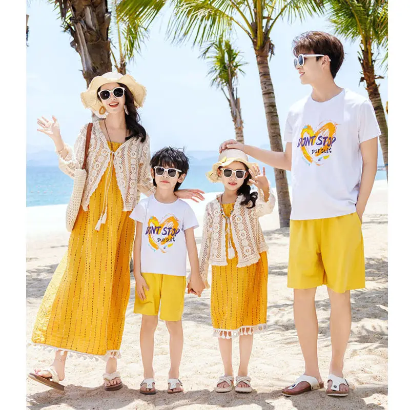 

Beach Vacation Family Matching Outfits Yellow Dress for Mom Daughter and Two Piece Sets for Dad Son Beachwear Holiday Clothes