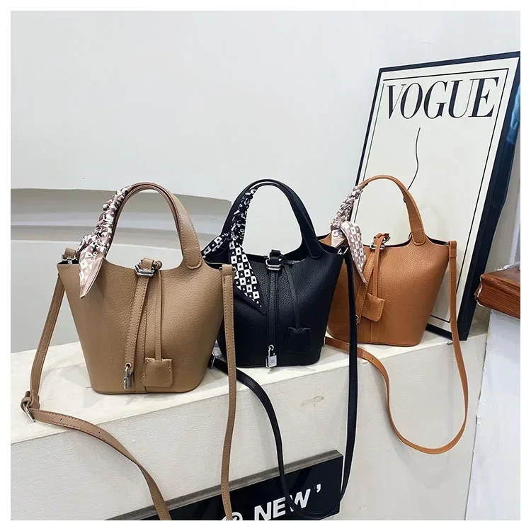 Borsa a secchiello da donna alla moda in pelle PU 2025 |   Borsa a tracolla leggera e regolabile |   Tasca con cerniera per lavoro/viaggi/giornali