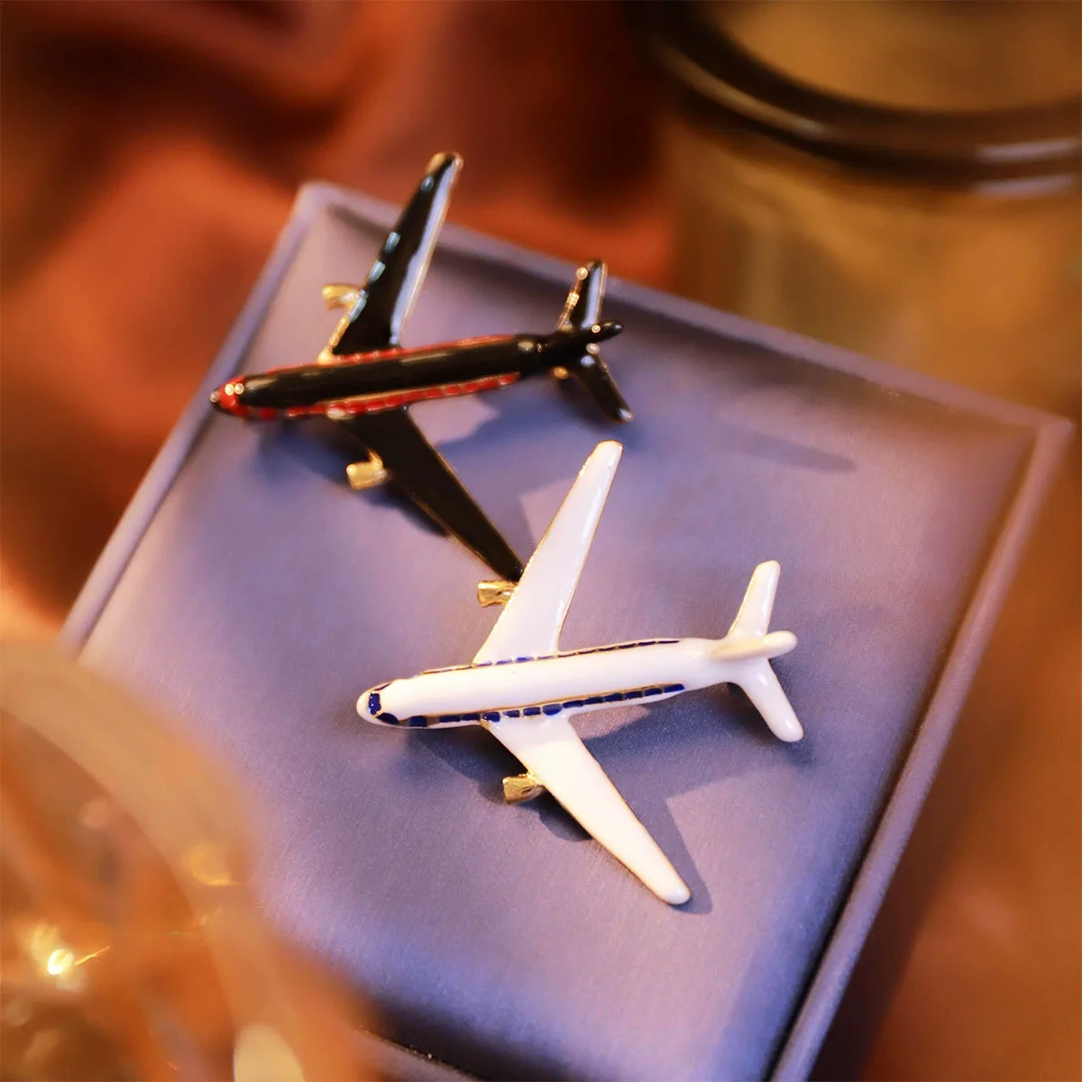 Blucome Fashion Plane Shape Brooch Badge Good Quality Metal Aircraft Sweater Corsage Women Men Brooches Lapel Decoration Gifts