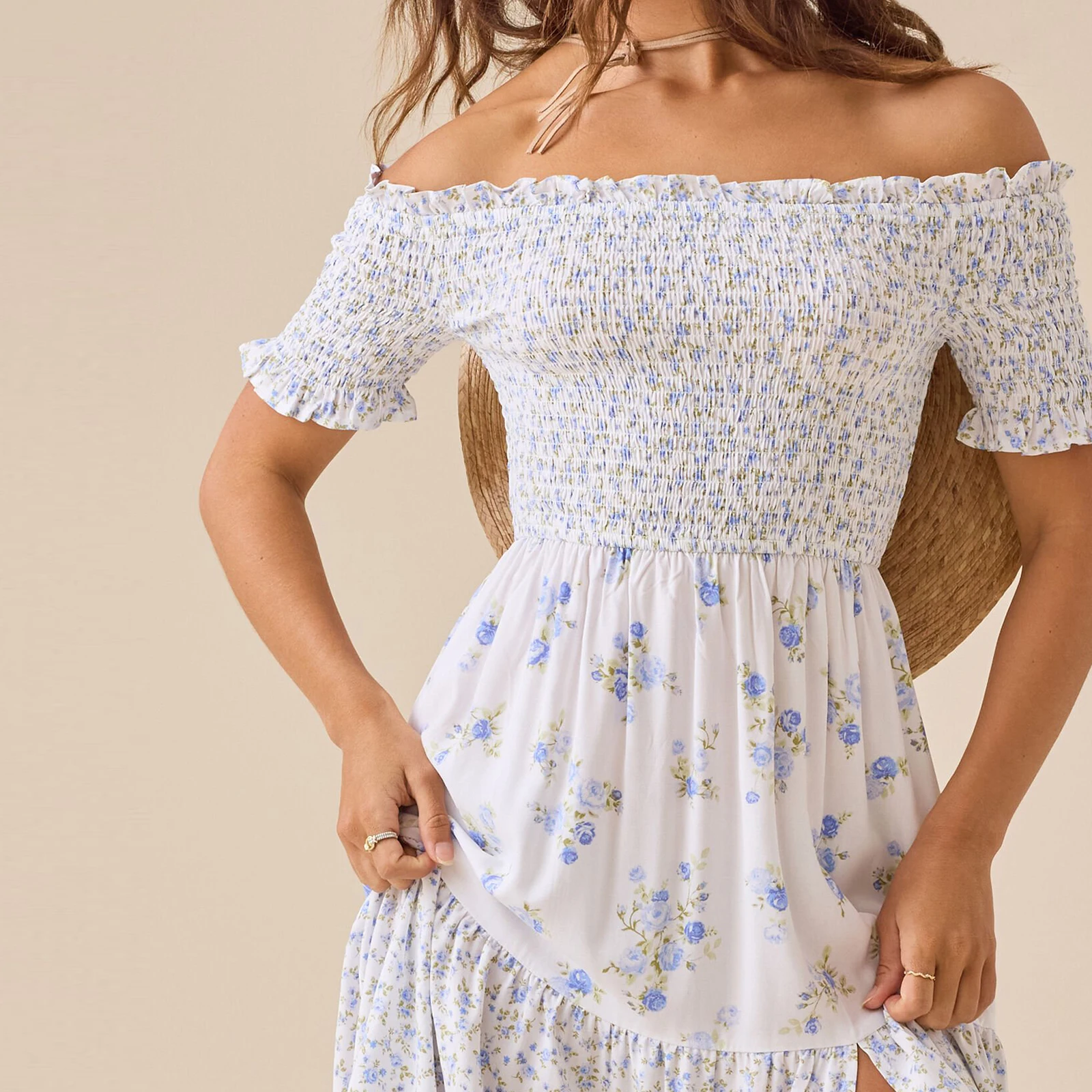 Abito estivo da donna con spalle scoperte e scollo a barchetta, stampa floreale, maniche corte, volant, busto smock, spacco alto, abito lungo e fluido