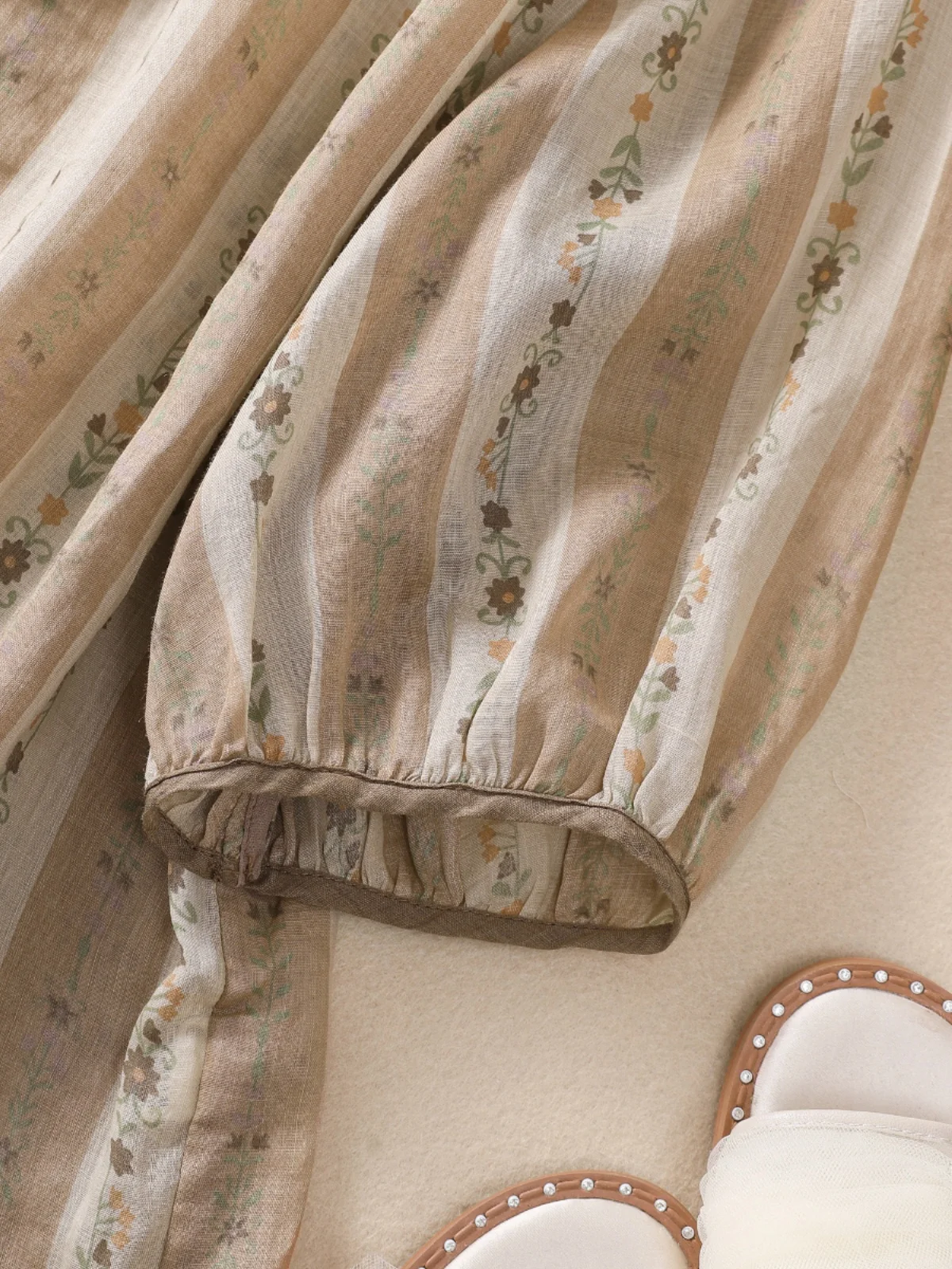 เสื้อท็อปผ้าลินินพิมพ์ลายทางแนวตั้งสีแฟชั่น ไซส์ใหญ่สำหรับผู้หญิง ดีไซน์ใหม่ ตกแต่งกระดุมทรงกลม แขนยาวเจ็ดส่วน