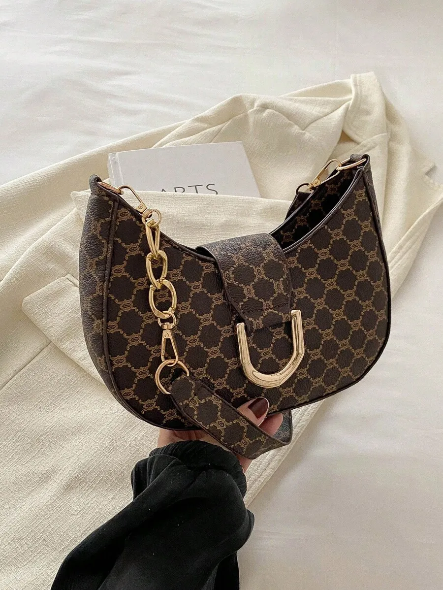 

Коричневая сумка-хобо с геометрическим принтом в виде полумесяца и золотой цепочкой-ремешком