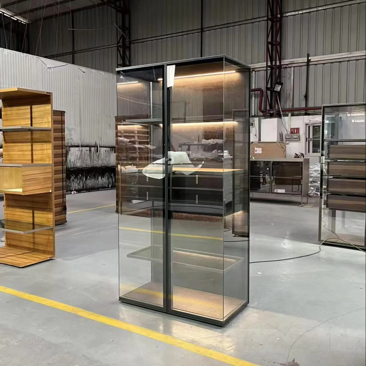 

Luxury stainless steel storage cabinets, tempered glass wine cabinets in the living room, and wine racks in the exhibition hall