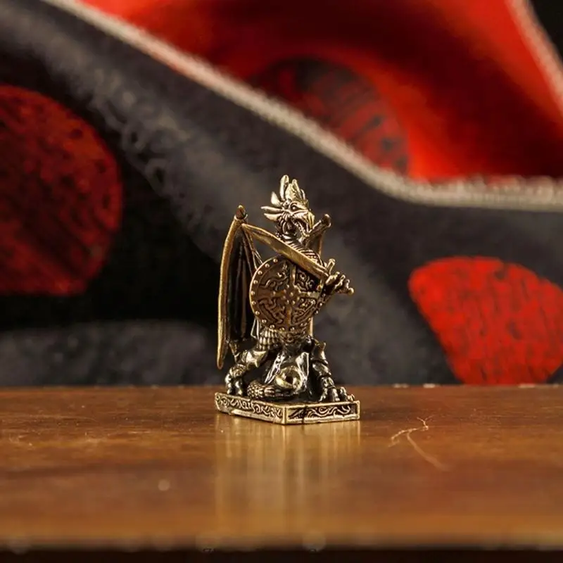 Antike Soldat-Drachenstatue aus Metall mit Gusskonstruktion, detaillierter Kämpferform, gealterter Oberfläche und dem 3XUF – Detail 9