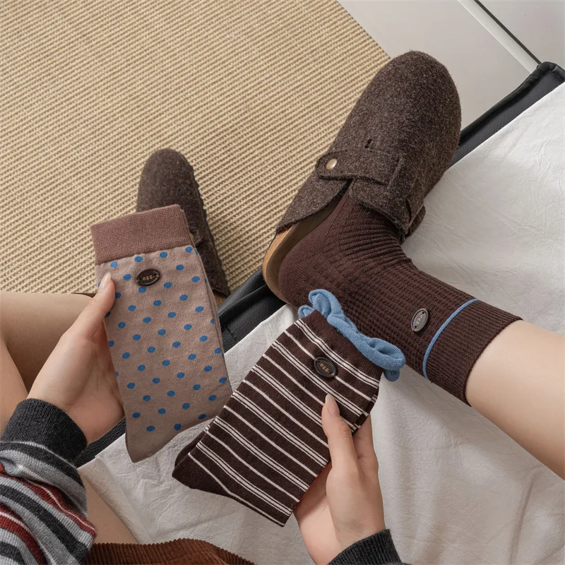 3 Paar Retro-Socken mit gepunkteten Streifen und Knöpfen für Damen, modische gestapelte Herbstsocken in Maillard-Braun-Farbblock-Design – Detail 9