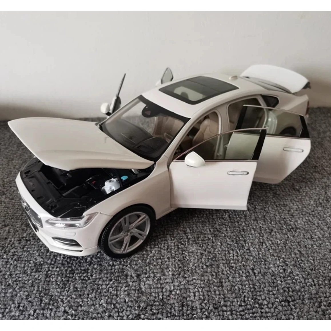 نموذج سيارة المصنع الأصلي فولفو S90 1:18 نموذج السيارة الأصلي تم استعادةها للغاية وإرسالها إلى هدية صديقها