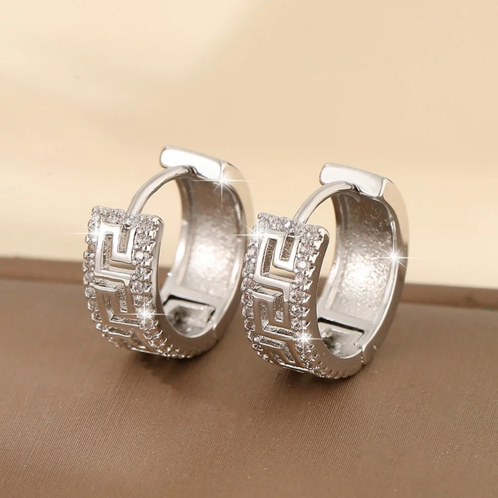 Leichter Luxus-Ohrschmuck mit Zirkonia, geometrischem Muster, kreisförmiger Ohrclip, trendige und modische Ohrringe – Detail 4