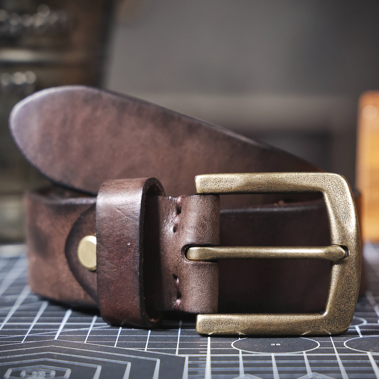 S.WORKER Klassischer dicker Herrengürtel aus echtem Leder, Messing-Dornschließe, vollnarbiges Rindsleder, Vintage-Freizeitgürtel für Jeans, mit Geschenkbox – Detail 15