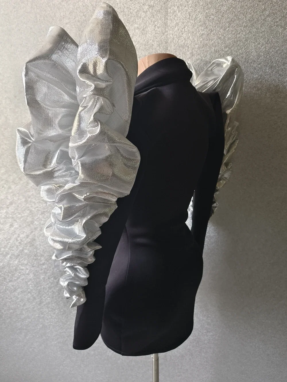 

Костюм для выступлений: черная куртка с большими рукавами и стразами для певиц, танцовщиц, ночного клуба, джазовых танцев, шоу и сценических выступлений