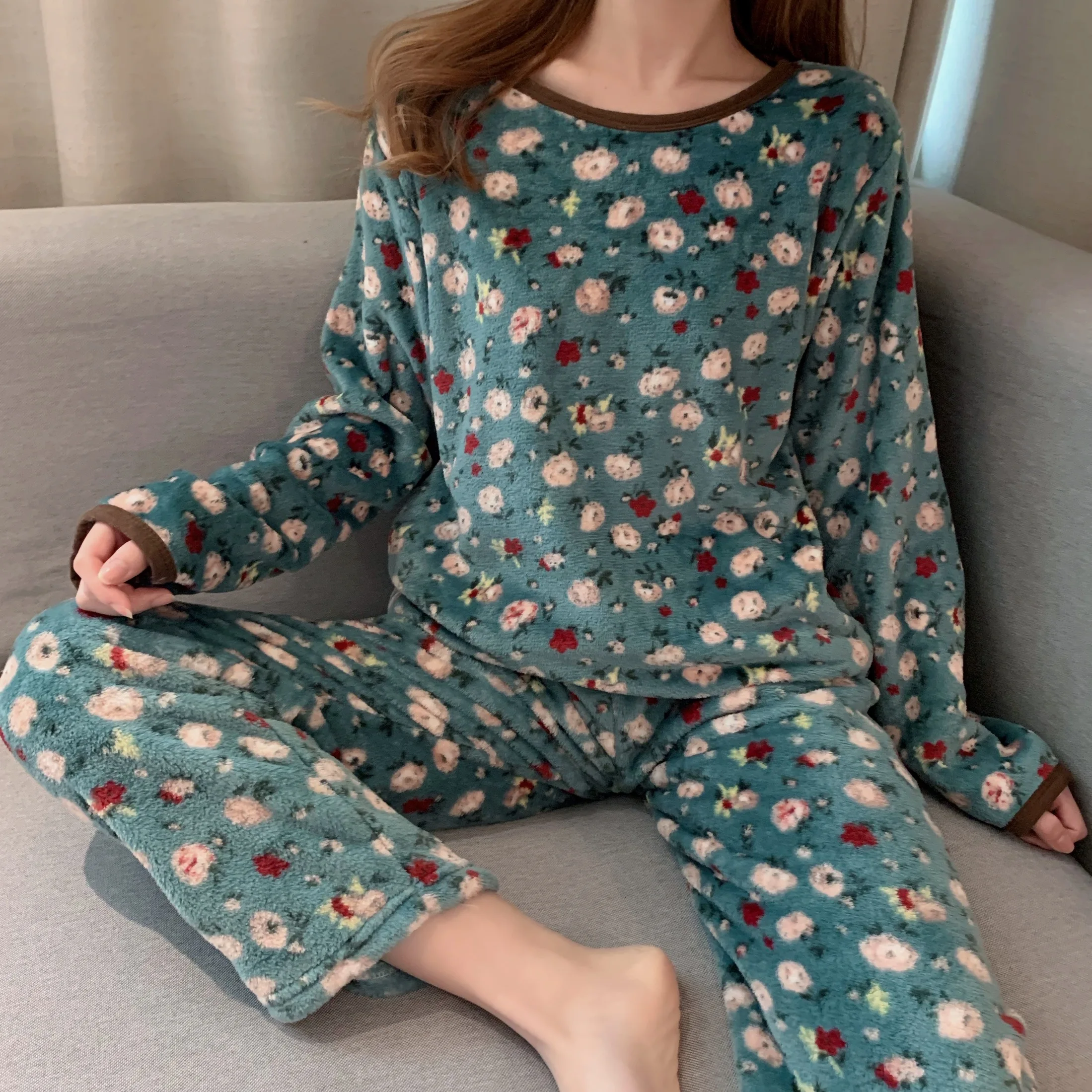 Lovely Cartoon print round neck pyjama Women's Autumn and Winter Heated Coral Velvet Household Clothing Casual warm flanelle set