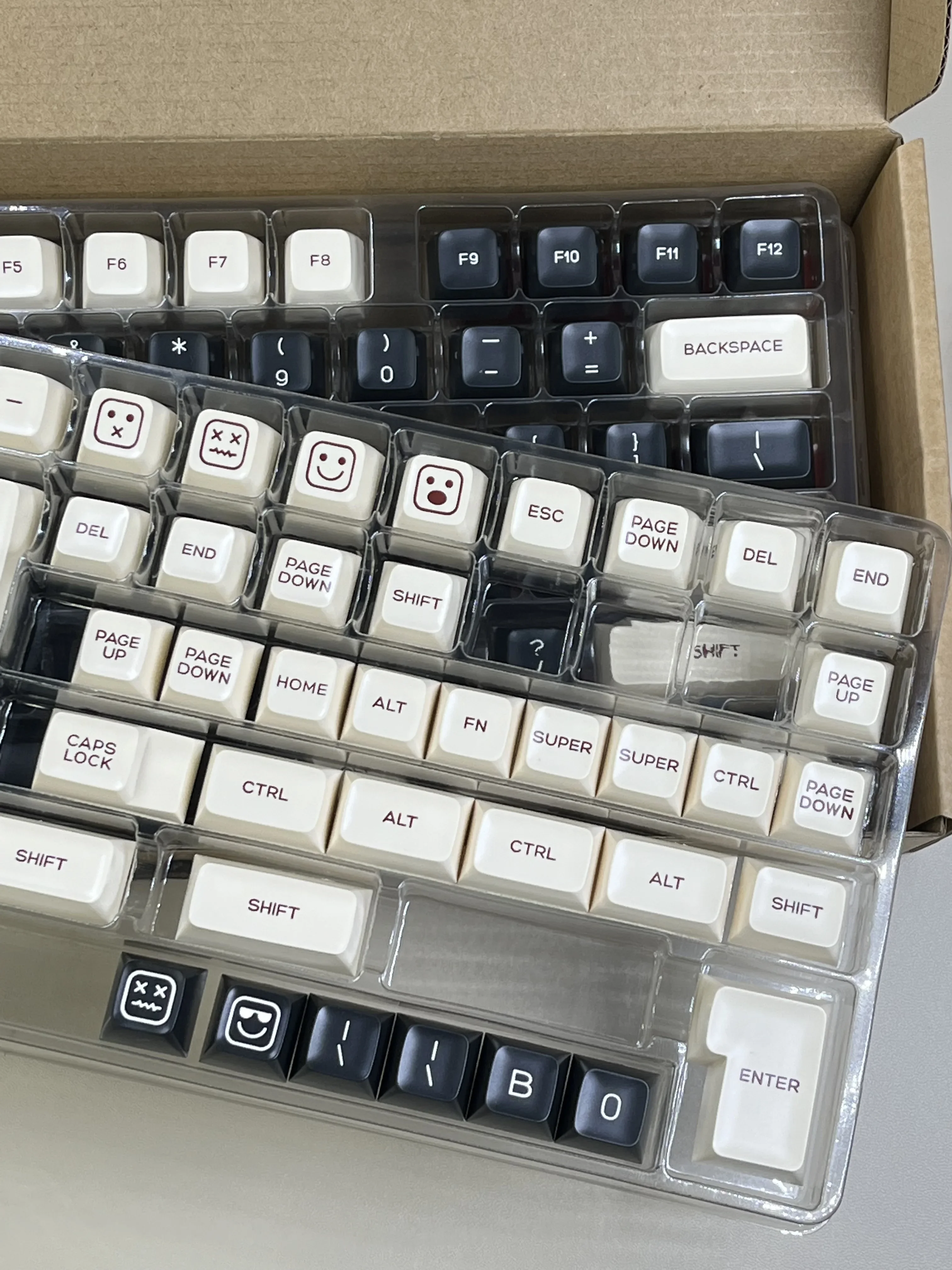 

Rome PBT three-color keycaps SA height full set of two-color injection molding keycaps GMK75/85/98, etc
