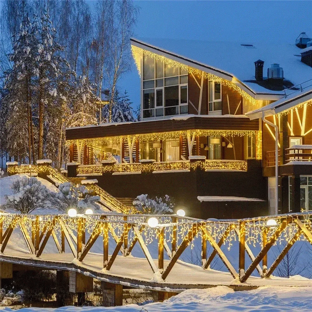 Рисунок 3 - Уличная гирлянда на доме