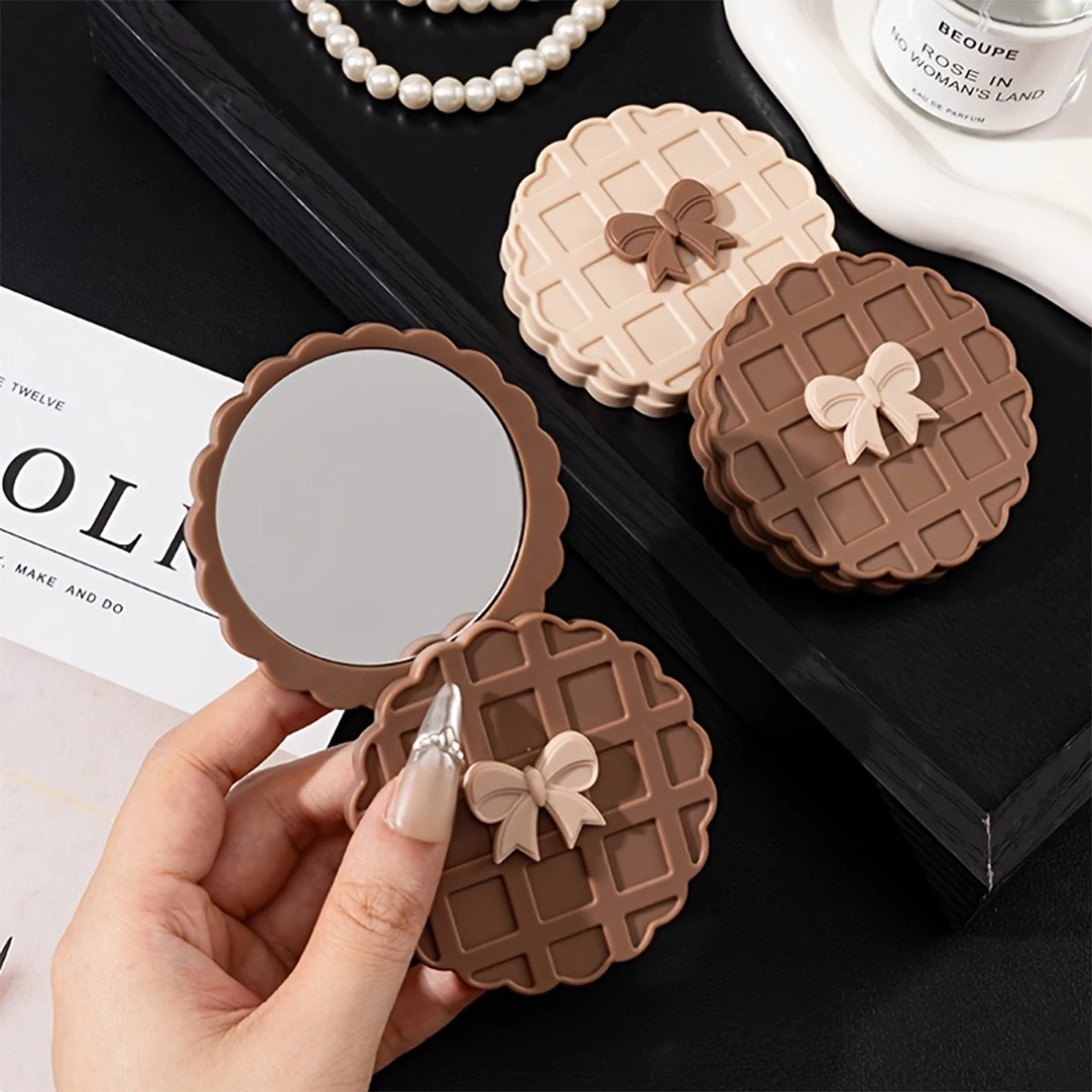 1PCS schattige wafel koekjesvormige spiegel - draagbare mini make-upspiegel, compact ovaal deksel, bruin beige wafelboogontwerp