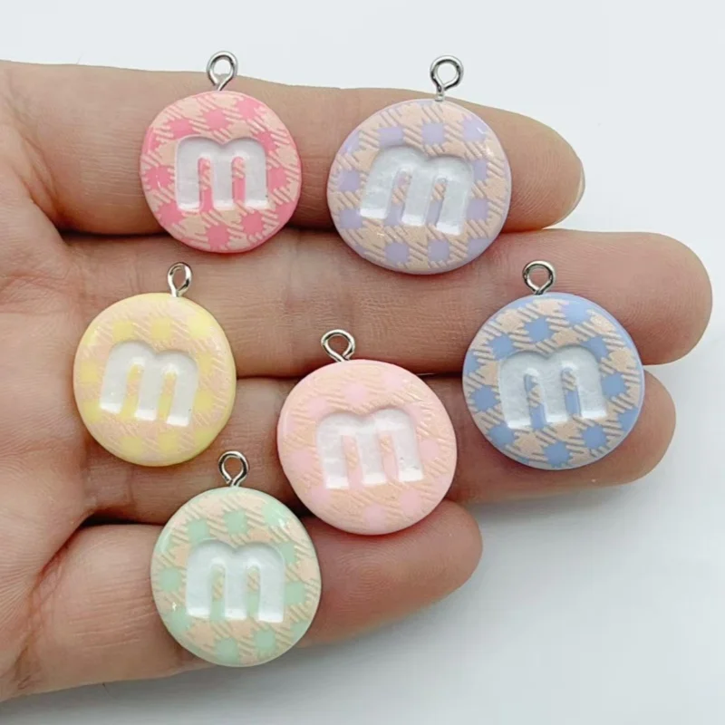 10 Stück runde Alphabet-Buchstabenanhänger mit Karomuster, Buchstabe M, Harzanhänger, bunte Buchstabenanhänger für DIY-Armband, Halskette, Schlüsselanhänger, Schmuckherstellung