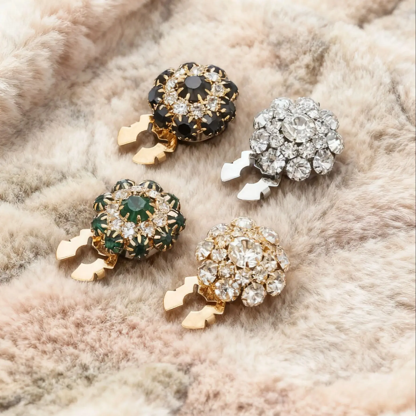 

2pcs Simulated Diamond Crystal White Stone Clip-On Metal Buttons Fashion Accessories Luxury Clothing Decorative ButtonsLuxurious