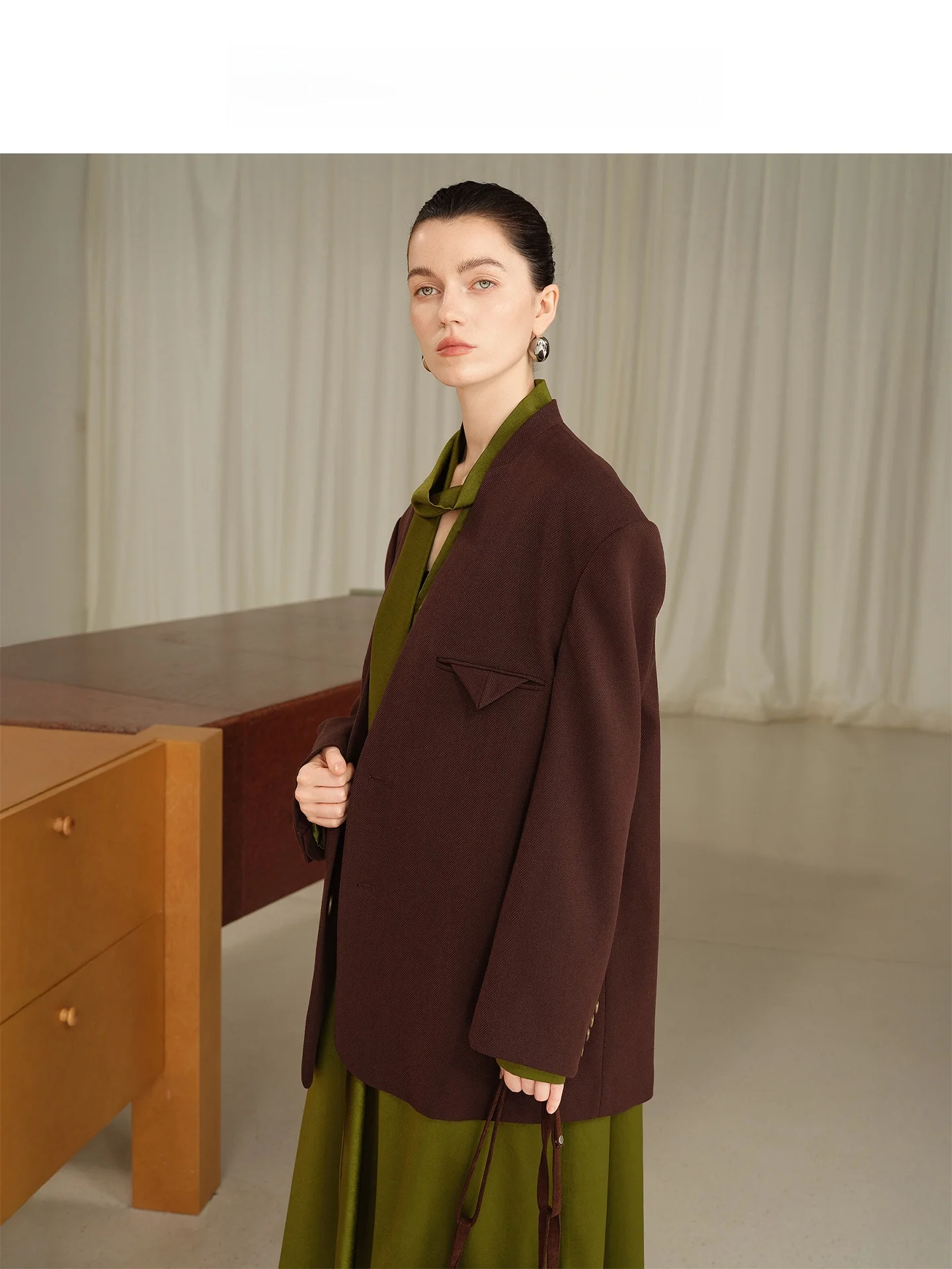 ออเดรย์ หวัง เทรนช์โค้ท ผ้าวูลผสมไหม ลายตาราง ปกเสื้อแบบลา펠 ทรงหลวม แขนยาว สำหรับฤดูใบไม้ร่วง ดีไซน์ดั้งเดิม