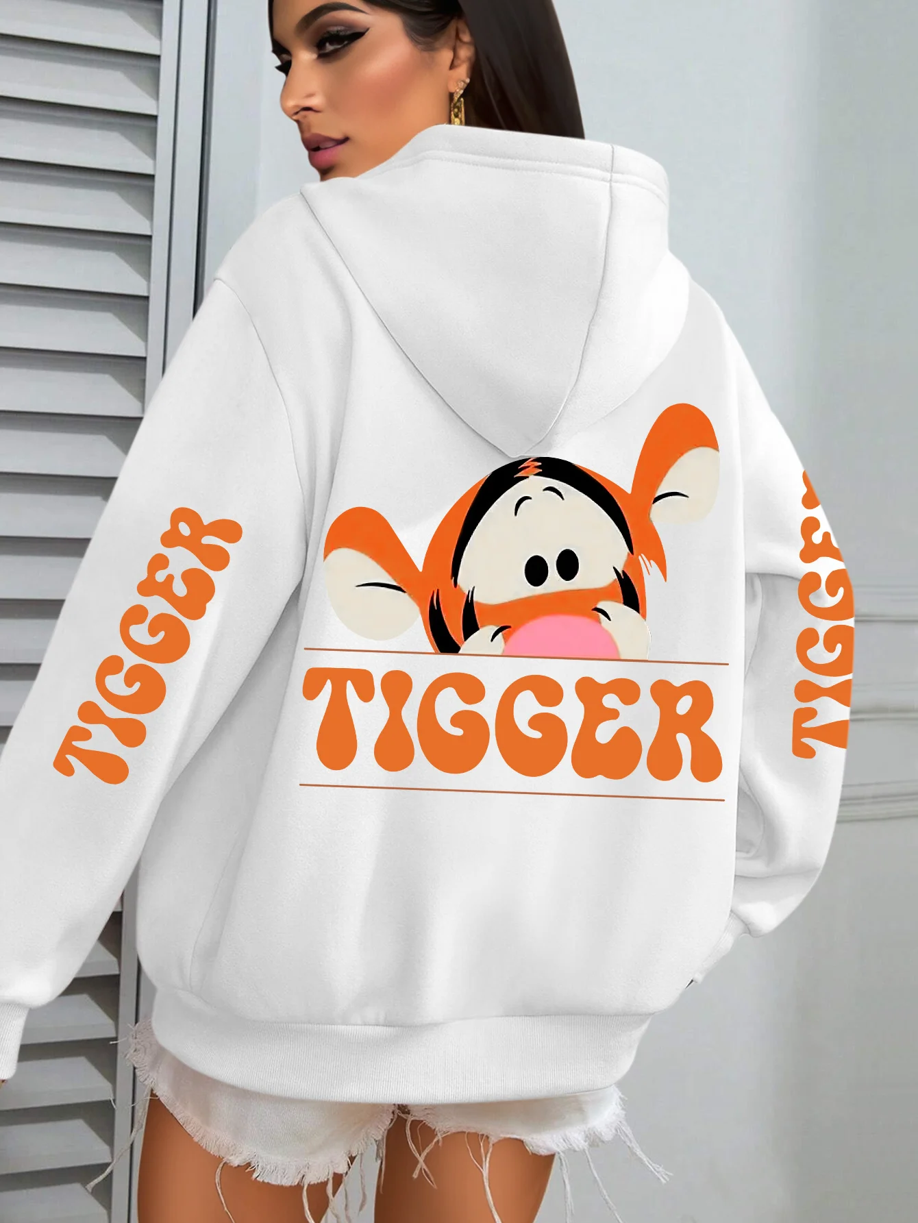 

Хлопковая флисовая толстовка унисекс Disney Tigger белого цвета, прыгающий тигр, выглядывающий большие глаза, игривый дизайн, рукав с текстом