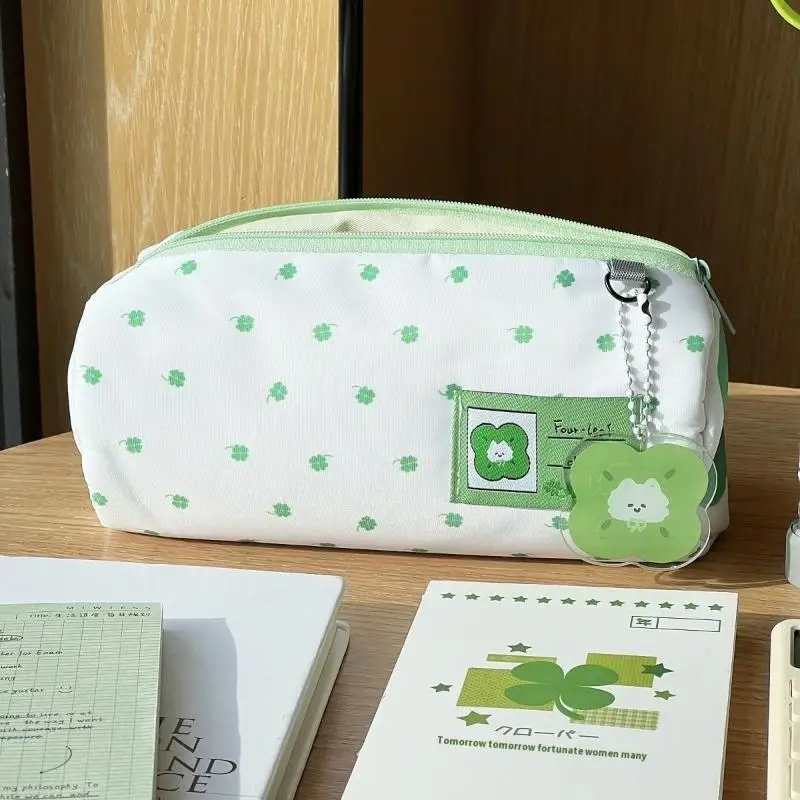 مقلمة لطيفة ذات سعة كبيرة، تصميم قطط البرسيم بأربع أوراق - مثالية لتخزين المدارس والمكتب والسفر