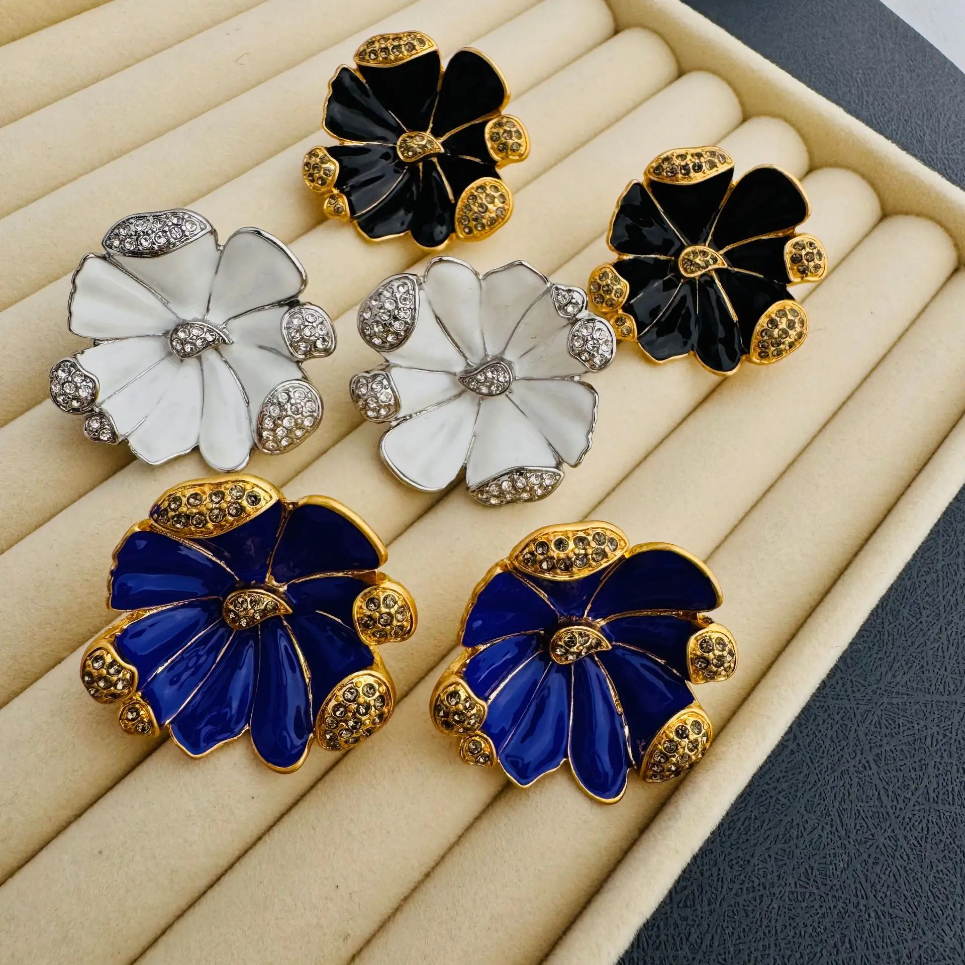 

Retro Electroplating Exaggerated Oil Drop Smudge Petal Enamel Flower Temperament Niche Design Advanced Ear Clips