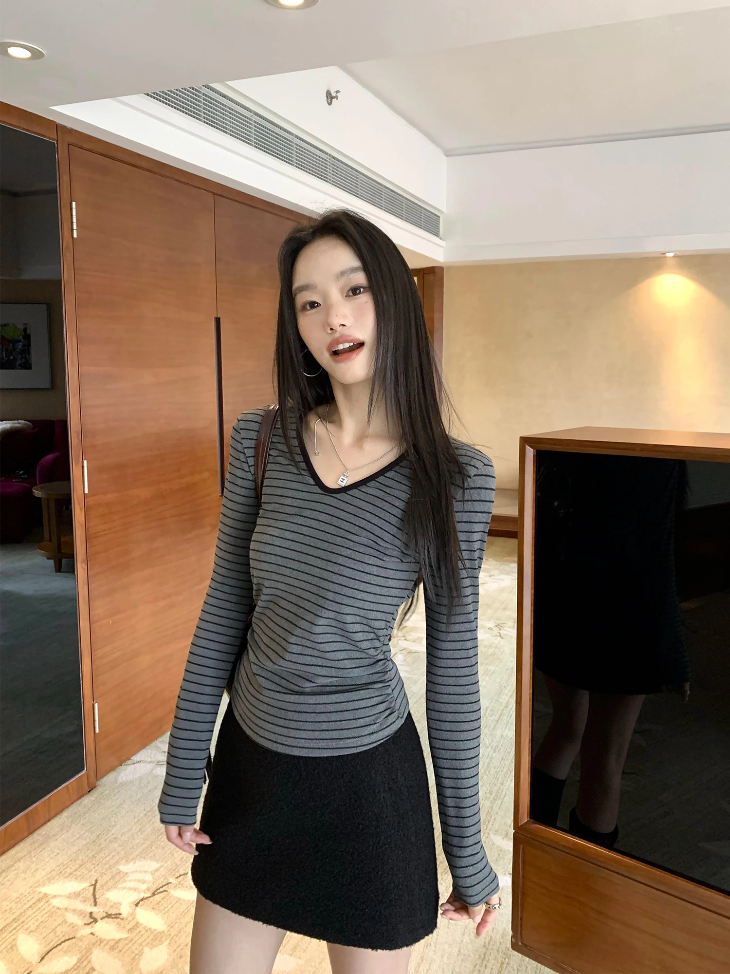 

Pusumede Slim Fit Long Sve V-Ne полосатая трикотажная основа irt Женская марлевая плиссированная внутренняя одежда Повседневная мода из полиэфирного волокна