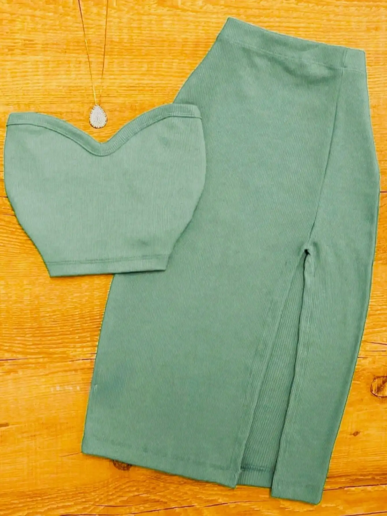 

Комплект из топа без рукавов и облегающей юбки из трикотажной ткани для женщин на лето