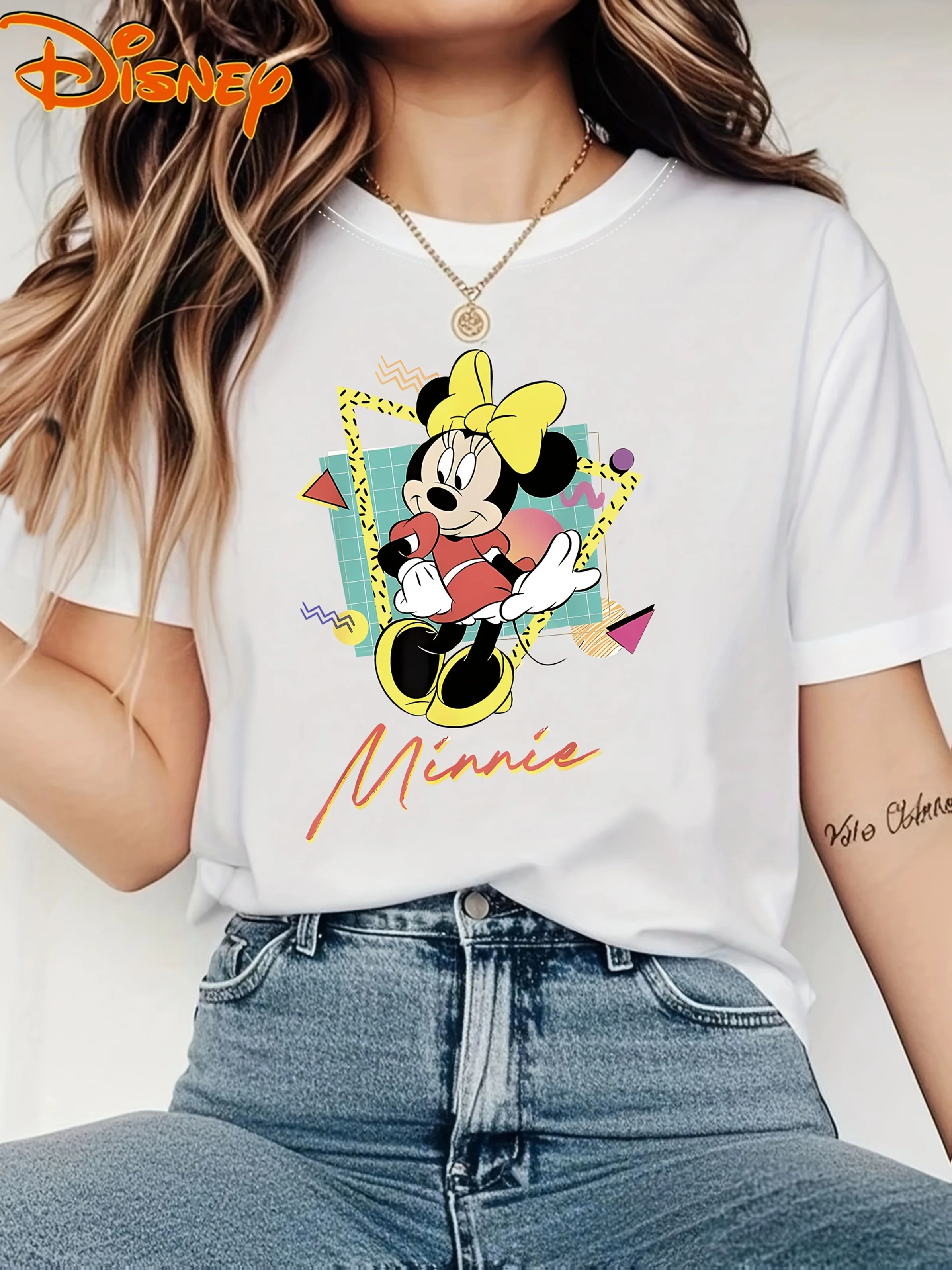 

2025 Женская повседневная удобная уникальная черная футболка с круглым вырезом и короткими рукавами с принтом Disney с уникальным улыбающимся лицом