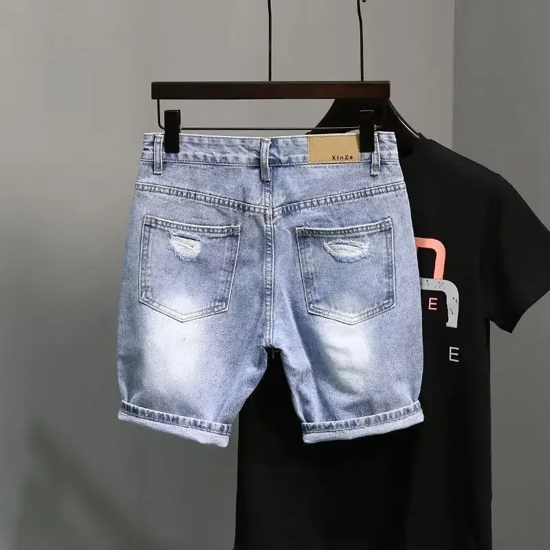 남성용 트렌디 블루 데님 반바지 캐주얼 스타일 슬림 피트 한국어 버전 찢어진 주머니 여름 경량 바지