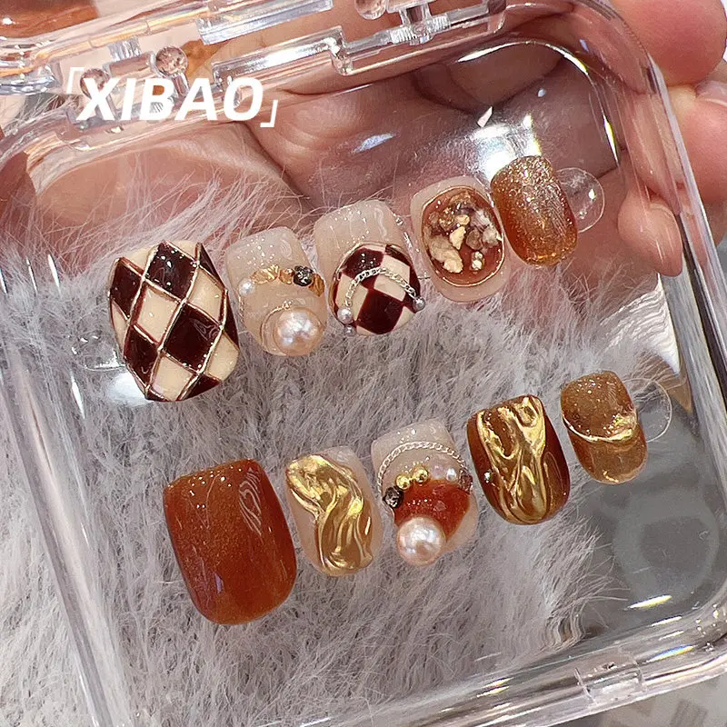 Vintage Me‑lad Style Hand‑painted Press‑on False Nails Short‑square Checkerboard Grid Flowing Gold Foil Pearl Metal Chain Decor