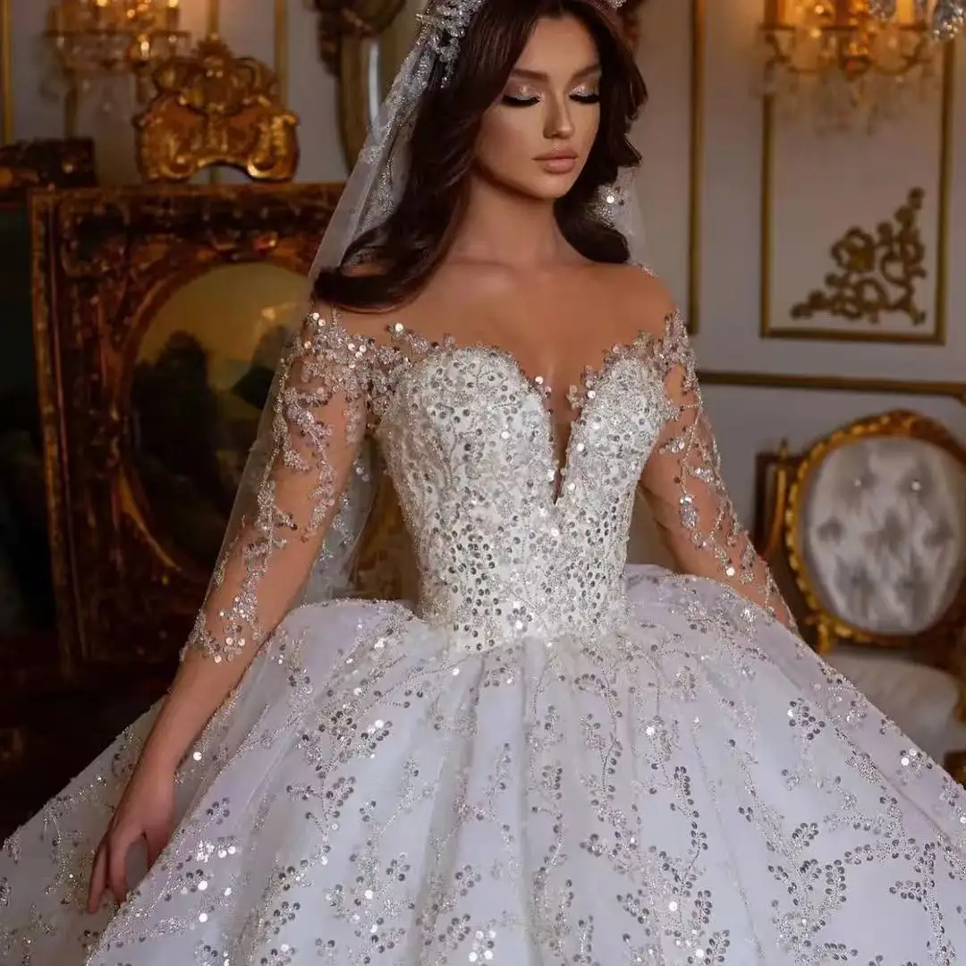 Maßgeschneidertes luxuriöses Brautkleid im Sweetheart-Stil mit Paillettenapplikationen, langen Ärmeln und schulterfreiem Design. – Detail 4