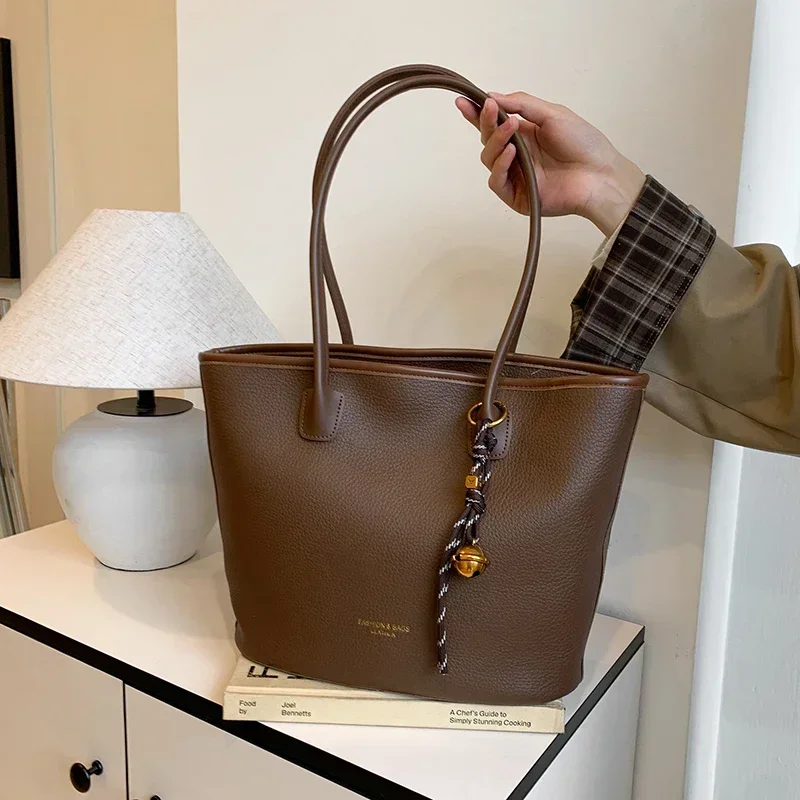 

Large Capacity Bag for Women's Autumn and Winter Versatile New Casual Simple Shoulder Bag Popular This Year Commuting Tote Bag