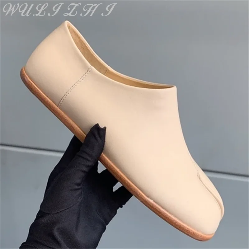 Men\'s Solid Color Slip On Split Toe Shoes Tabi Comfortable Patent Leather Handmade Loafers Casual Leather Men Shoes Banquet