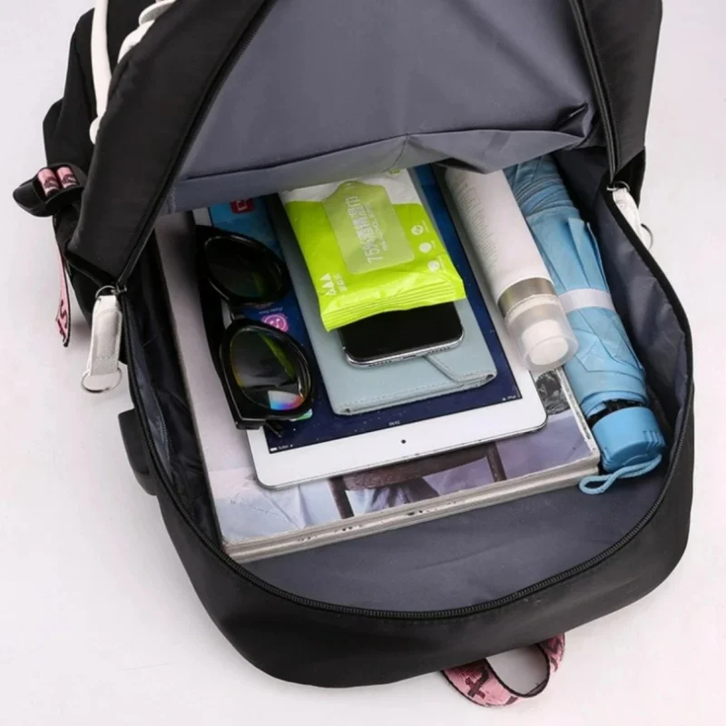 متوفر في المخزون حقائب مدرسية للأولاد والبنات للمراهقين بشحن USB للكمبيوتر المحمول حقيبة ظهر كرتونية أنيمي حقيبة ظهر لطيفة حقيبة سفر هدايا عيد الميلاد