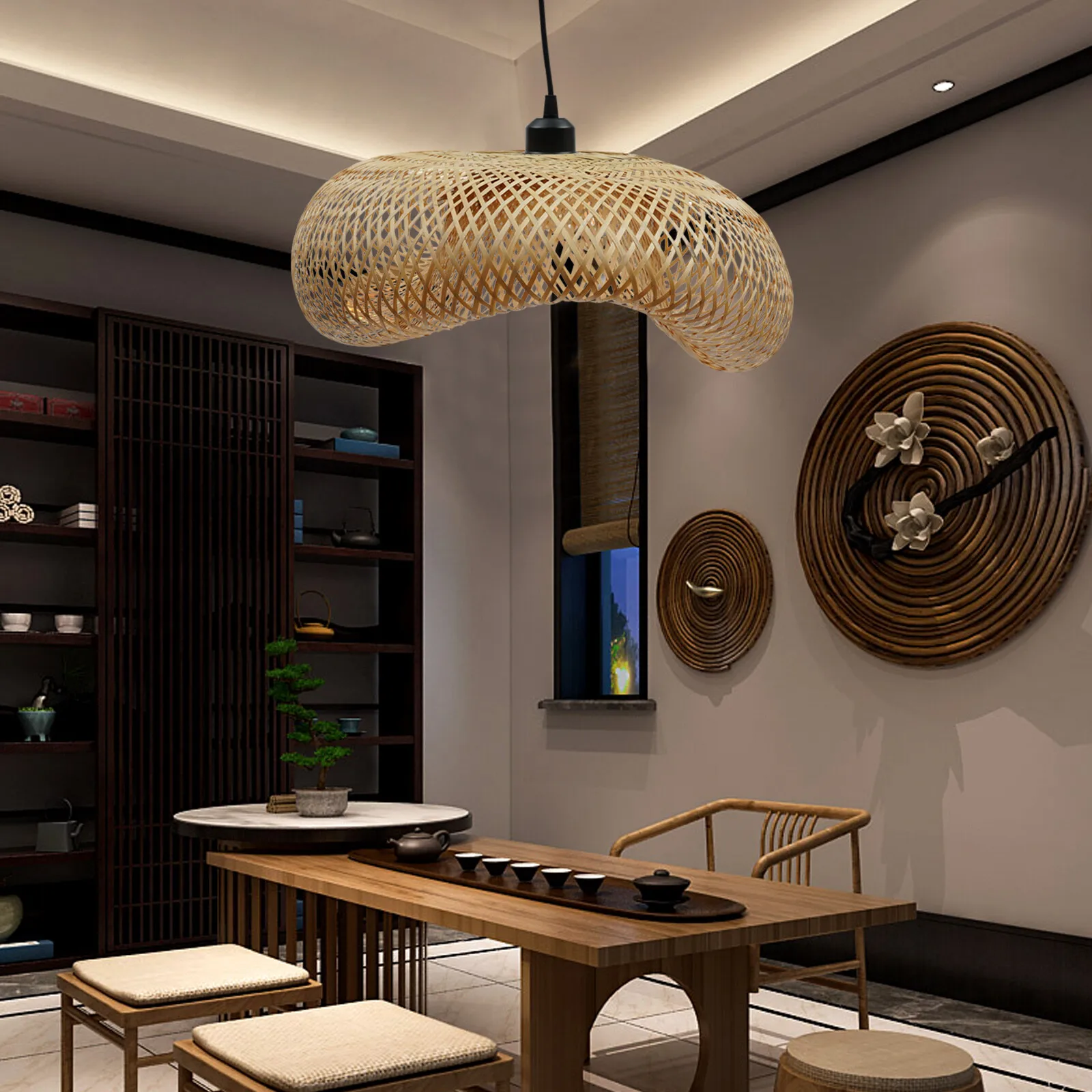 Lampada a sospensione con paralume in rattan e vimini di bambù. Lampada da soffitto a sospensione artistica asiatica