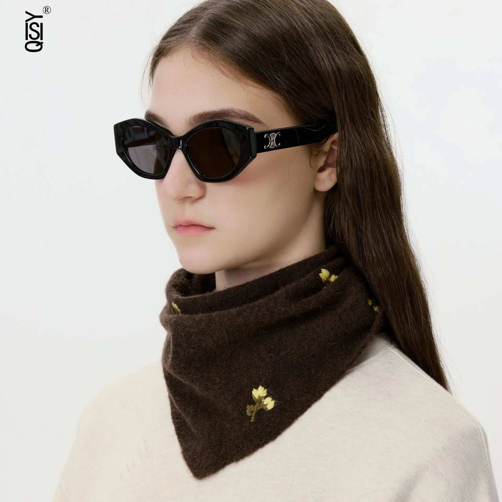 

A Retro Wool Flower-embroidered Knitted Headscarf for Women To Wear Over A Soft Neck-protecting Small Scarf in Winter