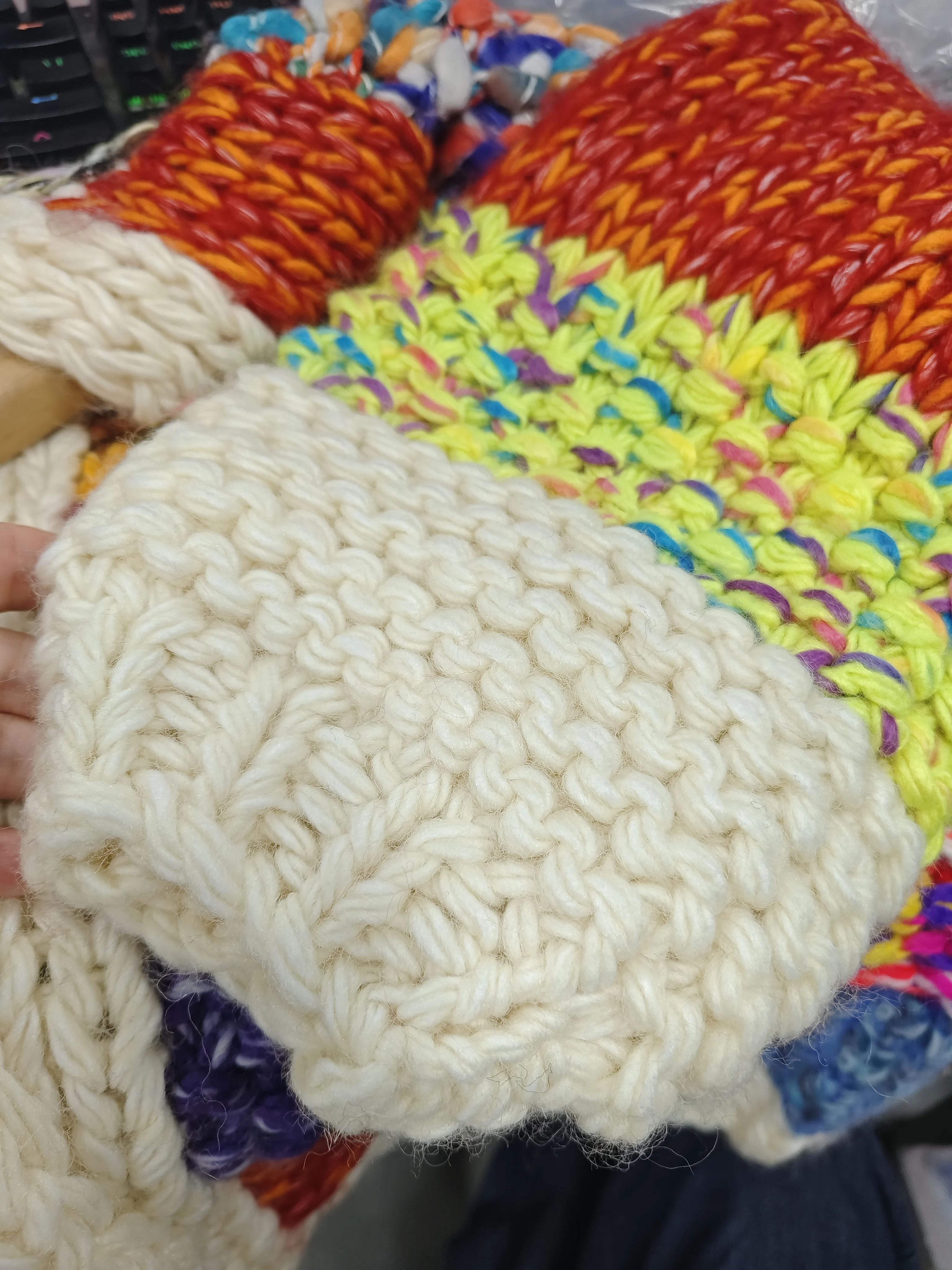 Damski ciepły sweter rozpinany na zimę 2025, kontrastowy kolor, dekolt w serek, długi rękaw, ręcznie robiony na szydełku, gruby sweter z dzianiny w warkoczowy wzór.