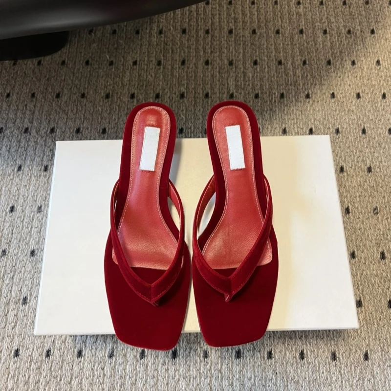 Sandal jepit wanita model baru musim panas 2025, retro, ujung persegi, hak rendah, kulit, serbaguna, ujung terbuka, hak kucing, hak ramping