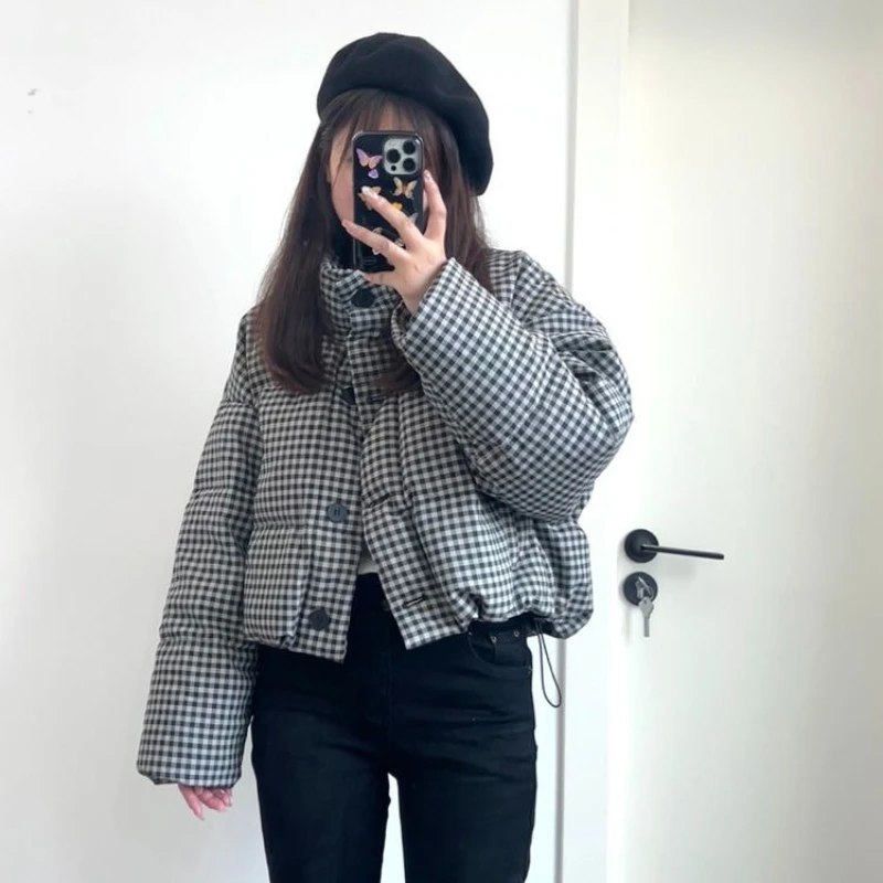 سترة نسائية شتوية جديدة لعام 2025 سترة قصيرة على الطراز الكوري تصميم صغير طازج معطف خبز مبطن سميك للطلاب