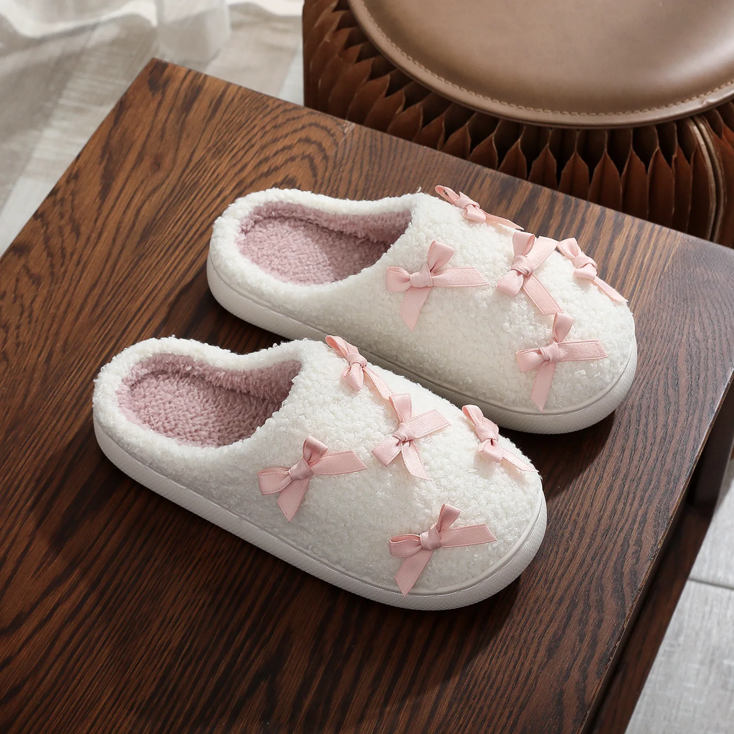 Neue Trendige Herbst- und Winter-Plüsch-Baumwoll-Hausschuhe für Damen, Warme Indoor-Pantoffeln mit Niedlicher Schleife in Rosa – Detail 5