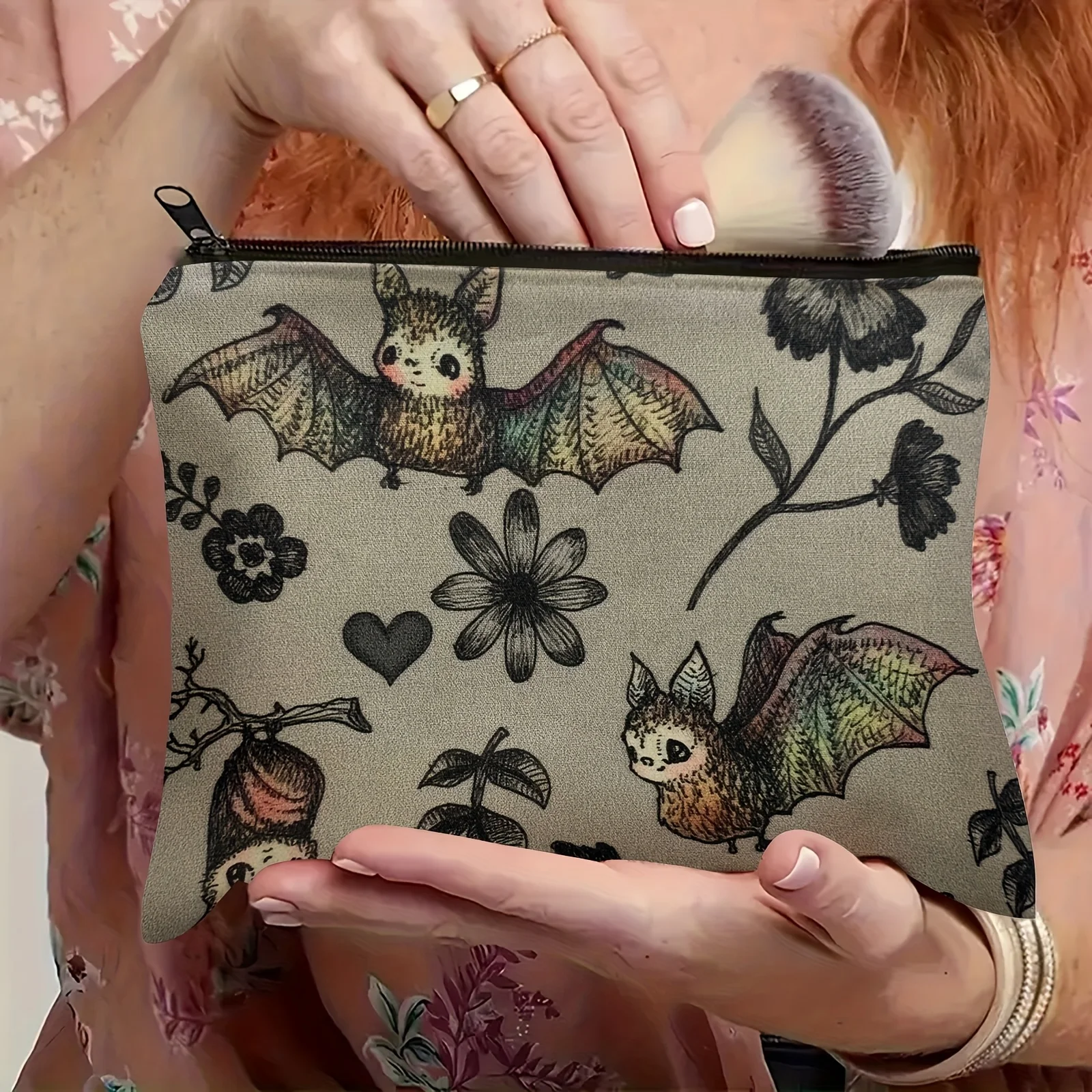 귀여운 박쥐 & 꽃무늬 메이크업 가방 & 동전 지갑 - 기발한 만화 디자인, 손으로 씻을 수 있는 박쥐 장식 및 액세서리, 여행 필수품