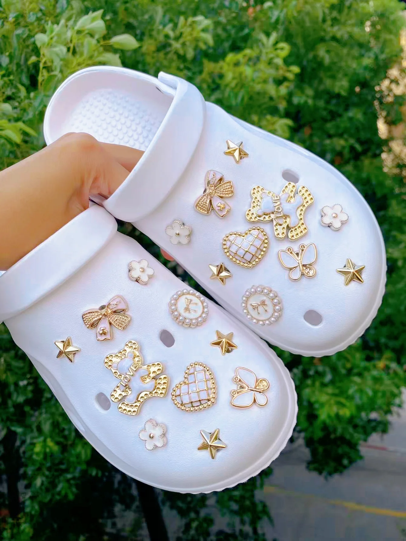 20 زينة بإبزيم أحذية DIY مثل الدببة البيضاء والذهبية والقلوب والأقواس والنجوم والفراشات وكذلك متعددة الوظائف