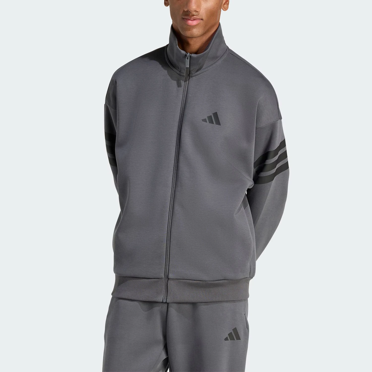 

Оригинальная мужская спортивная и повседневная куртка Adidas M FI 3S TT с воротником-стойкой KD5235