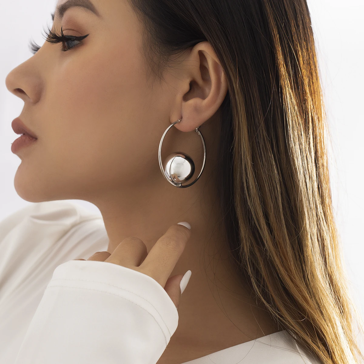 Pendientes de aro de círculo grande con bola para mujer, aretes redondos de Color dorado y plateado, accesorios de joyería de moda 2022