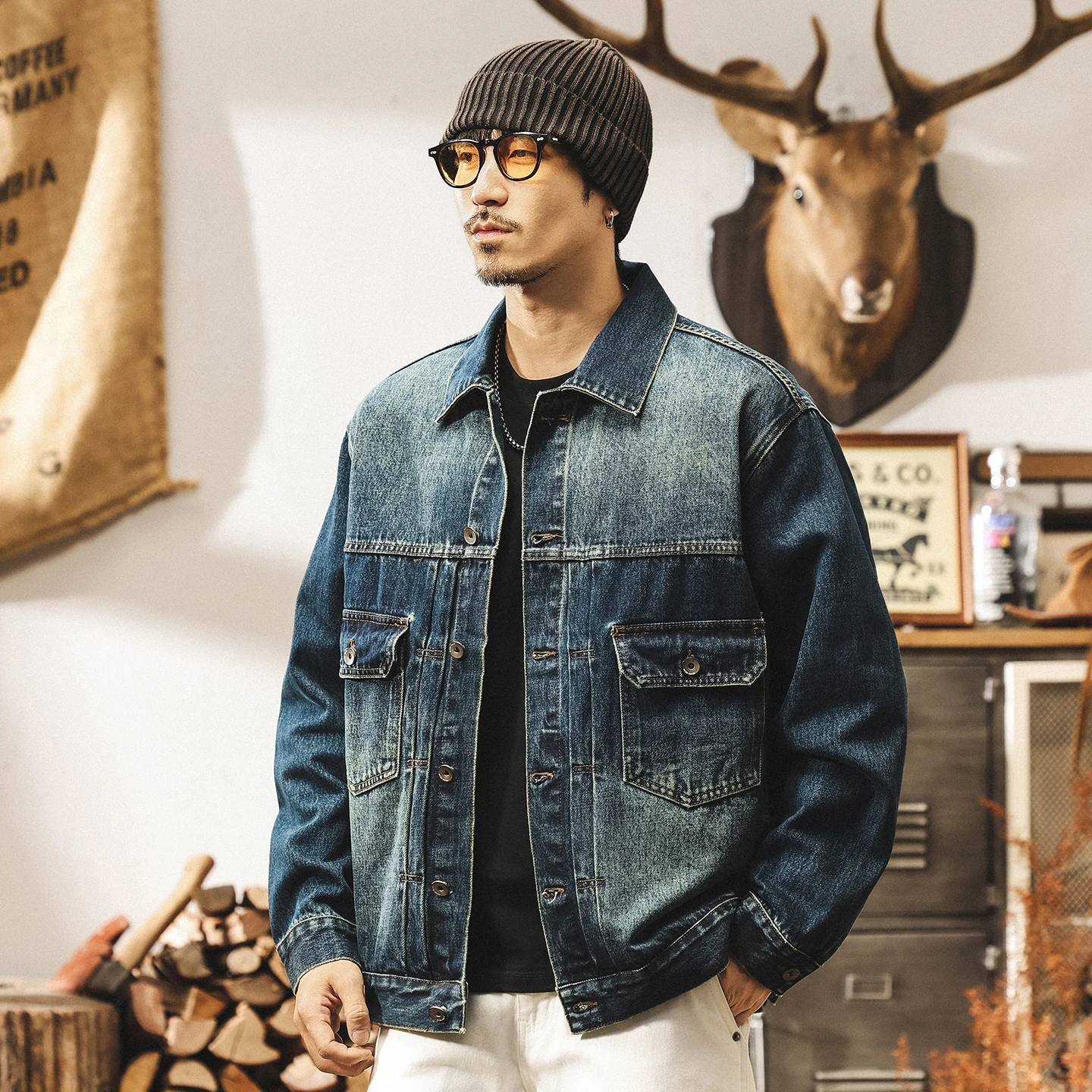 A trendy new retro washed denim jacket and loose work jacket for autumn and winter