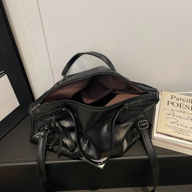 Damen-Handtasche mit Nieten- und Quastenverzierung, Weiche PU-Leder Schultertasche, Große Umhängetasche für den Alltag – Detail 17
