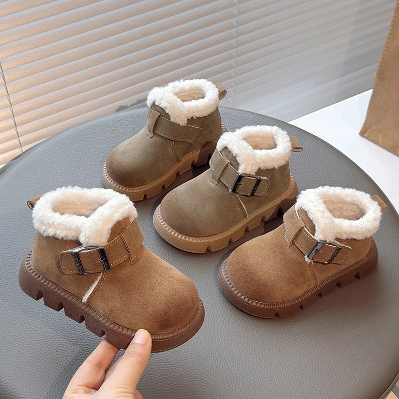 Botas cortas informales para niños y niñas, zapatos de cuero de felpa antideslizantes de fondo suave de estilo coreano a la moda, novedad de invierno de 2024