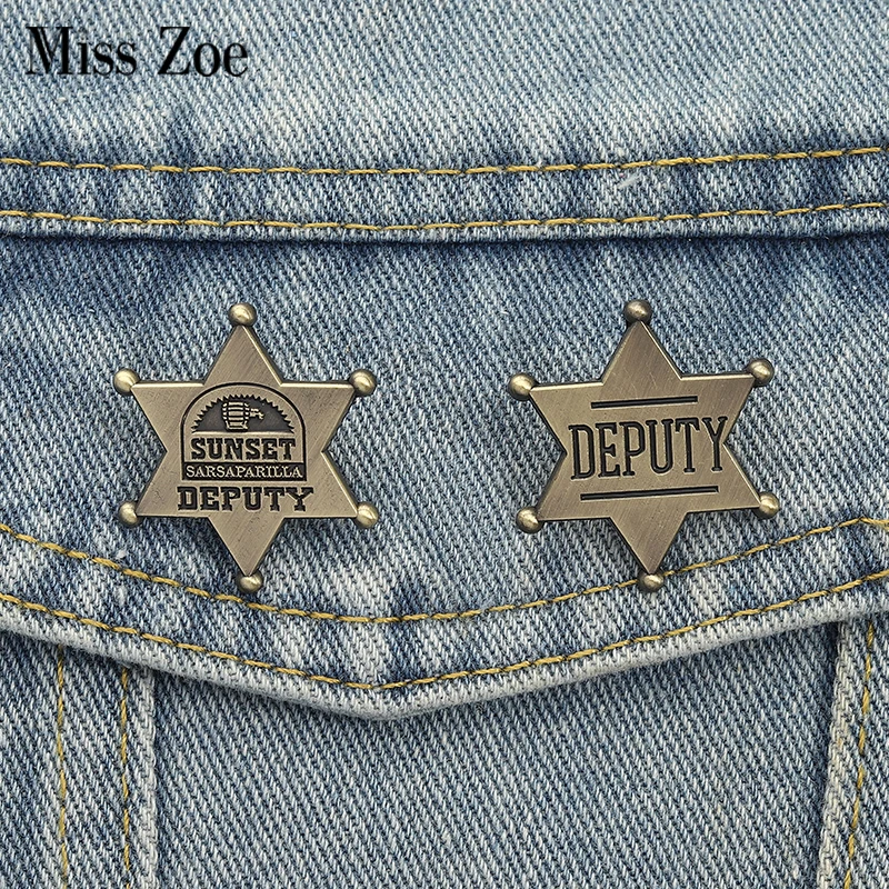 SUNSET DEPUTY Emaille Pins Benutzerdefinierte SARSAPARILLA Rollenspiel Broschen Revers Abzeichen Kleidung Schmuck Geschenk für Freunde