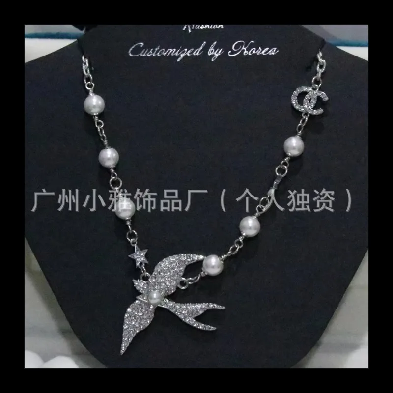 

Silver Handmade Diamond Inlaid Swallow Shaped Pendant Necklace, Heavy-duty Flying Bird Pearl Necklace, High-end and Versatile