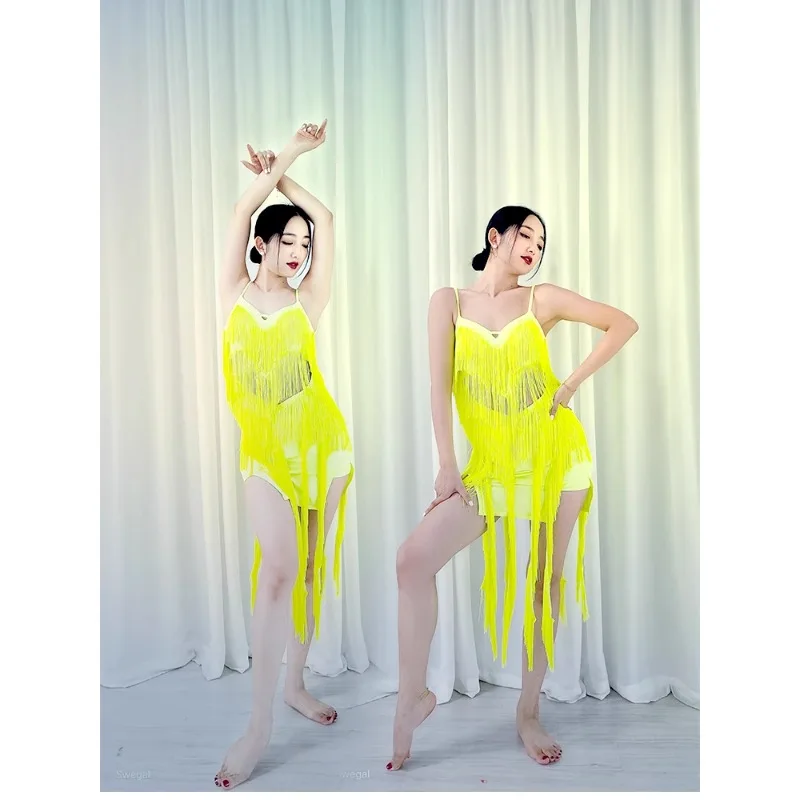 맞춤형 밸리 댄스 드레스 영감을주는 술 스커트 세트는 가슴 코튼 트라이앵글 스커트와 함께 제공됩니다. 오리엔탈 댄스 의상